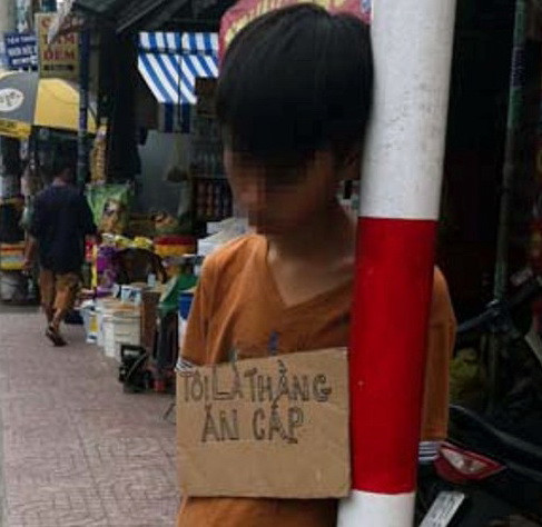 Nỗi đau mang tên game online ảnh 2 Cậu bé này trộm cắp xe để chơi game nên bị chú phạt đeo bảng “tôi là thằng ăn cắp”