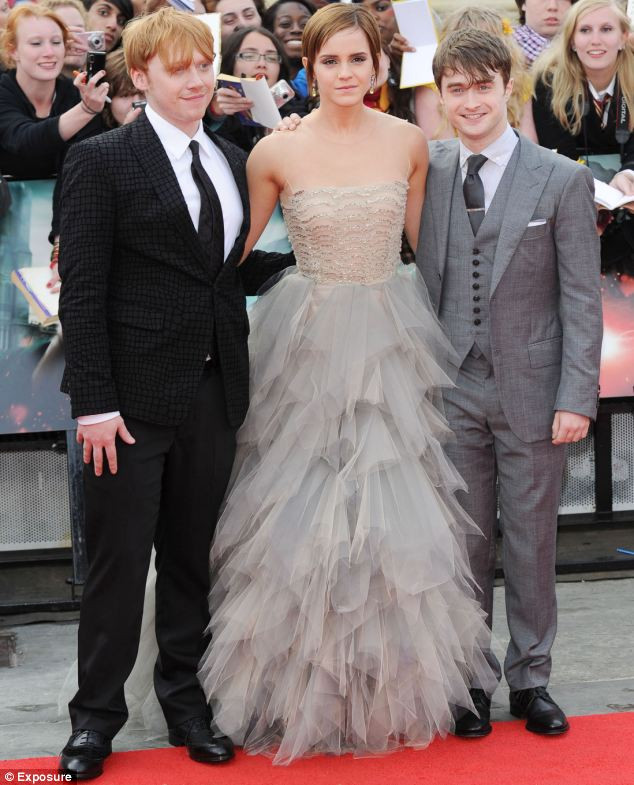 Emma Watson òa khóc trong ngày chia tay Harry Potter ảnh 1 ba ngôi sao của bộ phim Harry Potter, đặt ra với nhau lần cuối cùng trên thảm đỏ Read more: http://www.dailymail.co.uk/tvshowbiz/article-2012320/Tearful-Emma-Watson-Harry-Potter-stars-emotional-farewell-final-film-premiere.html#ixzz1RUc3kVV5