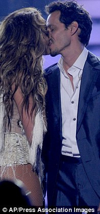 Hình ảnh rất tình cảm của họ ngày 25 tháng 5 (trái) và ngày 10 tháng 6 (phải) Mô tả ảnh.