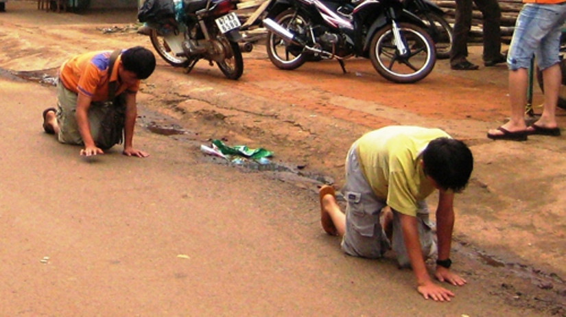 Nỗi đau mang tên game online ảnh 3 Hai anh em nghiện game bị bố phạt bò từ tiệm net về nhà