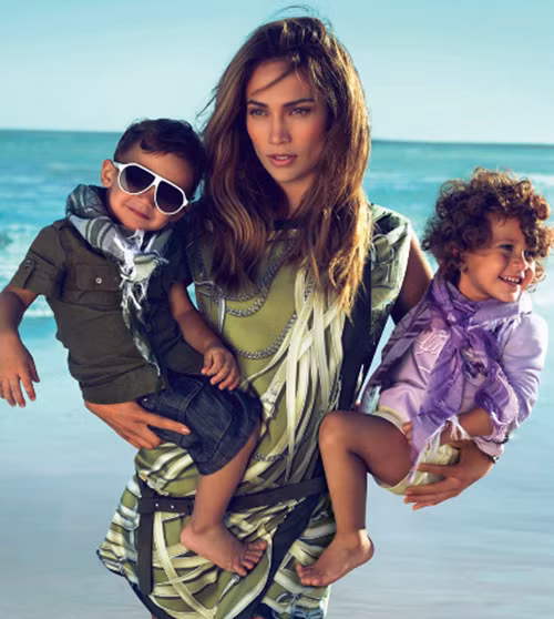 Lopez với hai thiên thần nhỏ, cặp song sinh trên tay