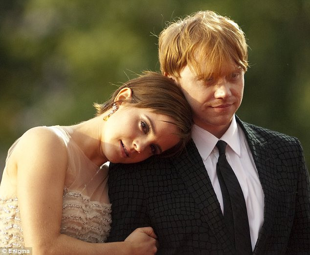 Emma Watson òa khóc trong ngày chia tay Harry Potter ảnh 4 Nữ diễn viên đầy nước mắt cũng được an ủi bởi Rupert và cô dựa đầu vào vai của mình Read more: http://www.dailymail.co.uk/tvshowbiz/article-2012320/Tearful-Emma-Watson-Harry-Potter-stars-emotional-farewell-final-film-premiere.html#ixzz1RUdN2CbG