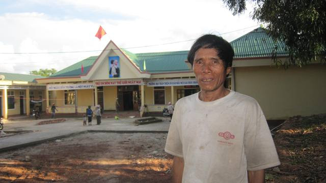 Già Kôn Khơi bên ngôi trường mầm non mới được xây dựng trên nền đất ông hiến tặng