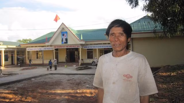 Già Kôn Khơi bên ngôi trường mầm non mới được xây dựng trên nền đất ông hiến tặng