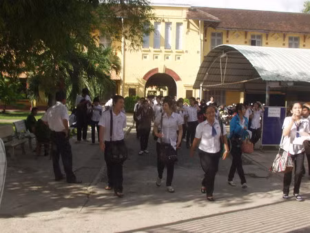 Thí sinh thi tại điểm THPT Châu Văn Liêm vui với đề thi môn Vật Lý