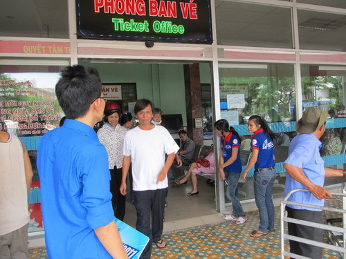 Các tình nguyện viên Tiếp sức mùa thi đang ngày đêm hoạt động tại bến xe, nhà ga Huế. (Ảnh trong đêm tại nhà ga Huế)