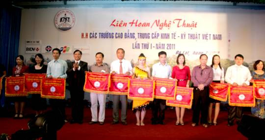 Lãnh đạo Hiệp hội và tỉnh Lâm Đồng trao cờ lưu niệm cho các đoàn