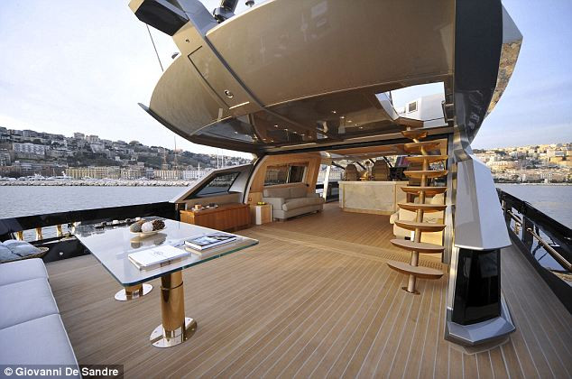 Ngắm siêu thuyền giá 3 tỉ bảng ảnh 3 The boat is covered in precious metals - even the anchor has been given a special makeover Read more: http://www.dailymail.co.uk/news/article-2016839/Luxury-yacht-make-Roman-Abramovich-jealous-sells-3bn.html#ixzz1Si2u0Usv