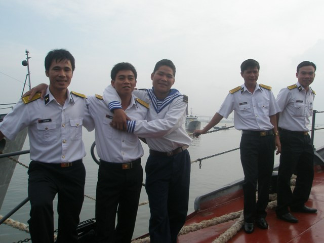 Phút thảnh thơi hiếm hoi khi tàu cập bến của các chiến sĩ hải quân