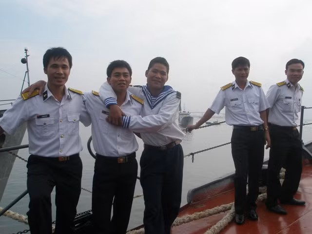 Phút thảnh thơi hiếm hoi khi tàu cập bến của các chiến sĩ hải quân