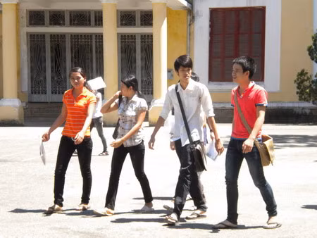 Thí sinh thở phào với môn Vật lý chiều hôm nay - ảnh: Song Linh