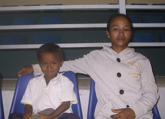 Em BoBo Quốc Khánh được mẹ chở đi hơn 10 km đường đèo để nhận quà