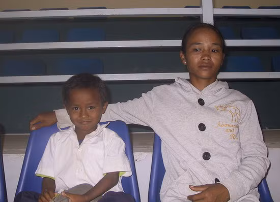 Em BoBo Quốc Khánh được mẹ chở đi hơn 10 km đường đèo để nhận quà