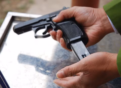 Khi nào người thi hành nhiệm vụ phải nổ súng?