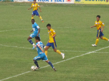 Hòa Phát HN (xanh) chia điểm khi tiếp TĐCS Đông Tháp trên sân nhà Hòa Phát HN (xanh) chia điểm khi tiếp TĐCS Đông Tháp trên sân nhà