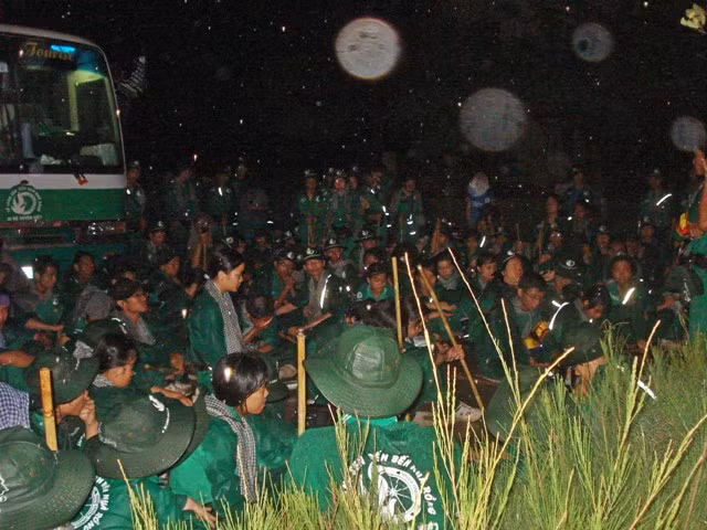 Đoàn hành trình xanh sinh hoạt buổi tối dưới những cơn mưa nặng hạt tại Bình Định