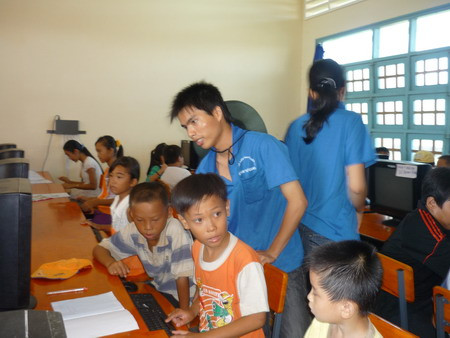 “Phổ cập tin học - nối mạng tri thức cho cán bộ và thanh thiếu nhi vùng sâu vùng xa