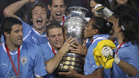 Diego Forlan đưa Uruguay đi vào lịch sử Copa America