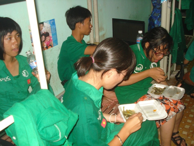 Các thành viên tham gia chương trình hành trình xanh nạp năng lượng trong ký túc xá trường cao đẳng nghề Bình Định tối 25.7