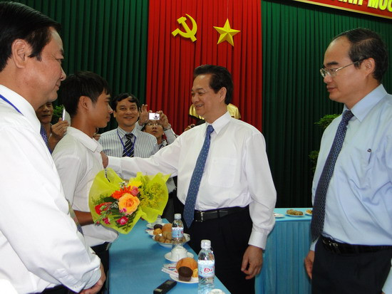Thủ tướng Nguyễn Tấn Dũng, Phó Thủ tướng Nguyễn Thiện Nhân trò chuyện, động viên học sinh xuất sắc tỉnh Đồng Tháp Thu tuong Nguyen Tan Dung, Pho Thu tuong Nguyen Thien Nhan tro chuyen, dong vien hoc sinh xuat sac tinh Dong Thap