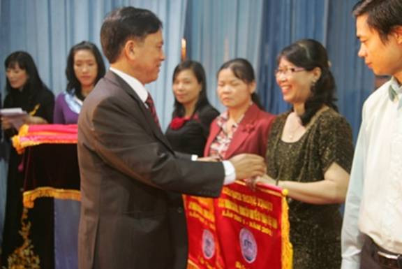 Ông Hoàng Ngọc Trí - Chủ tịch Hiệp hội trào cờ cho các nhà trường