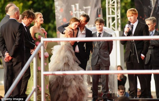 Emma Watson òa khóc trong ngày chia tay Harry Potter ảnh 3 Emma được an ủi bởi nhà sản xuất của bộ phim, David Heyman Read more: http://www.dailymail.co.uk/tvshowbiz/article-2012320/Tearful-Emma-Watson-Harry-Potter-stars-emotional-farewell-final-film-premiere.html#ixzz1RUd7wSv6