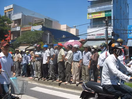 Người nhà của thí sinh tràn xuống cả lòng đường đoạn quốc lộ 1A trước cổng trường ĐH Bách khoa Đà Nẵng mặc dù đã được lực lượng cảnh sát giao thông nhắc nhở đậu, đỗ xe đúng nơi quy định.