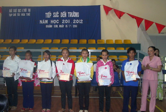 Bà Trần Thị Ngọc Duyên- Phó trưởng Phòng GD& ĐT huyện Khánh Sơn trao quà cho HS