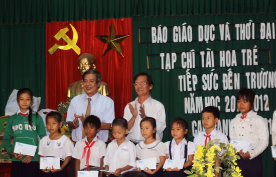 Nâng bước chân em tới trường