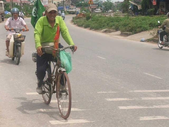 Cụ già xuyên Việt