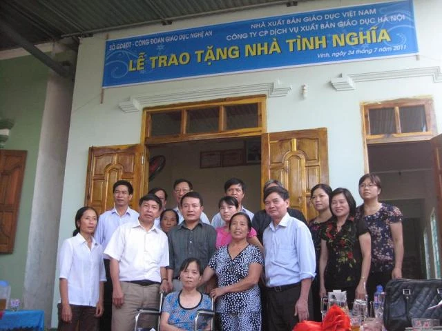 Trao nhà tình nghĩa cho giáo chức