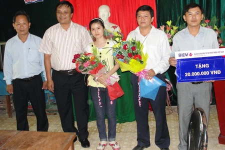 Trao thưởng cho thủ khoa tốt nghiệp THPT năm 2011