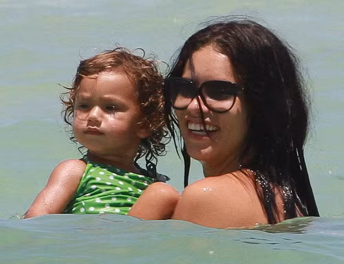 Ngắm mẹ con "thiên thần" Adriana Lima