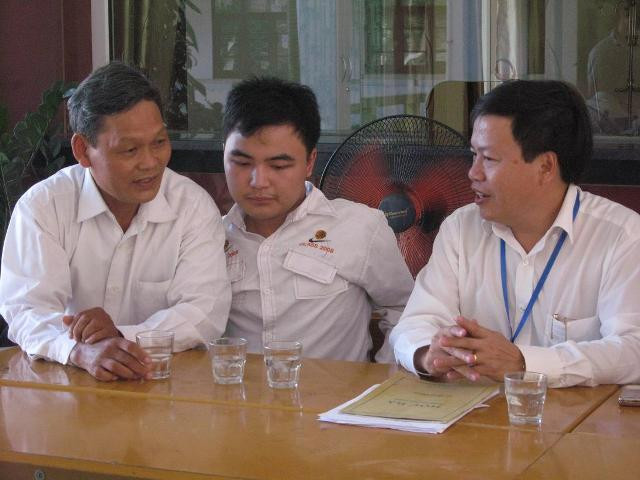 Trường ĐH Vinh: Nhận TS khuyết tật không qua thi tuyển ảnh 1 Hiệu trường Đinh Xuân Khoa và bố con em Lê Đình Thành trong buổi công bố QĐ nhận em vào học không qua thi tuyển