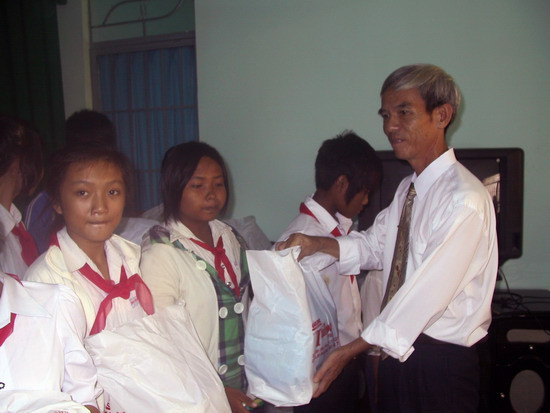 Ông Nguyễn Khiêm- Trưởng phòng GD TP. Cam Ranh phát quà cho các em HS