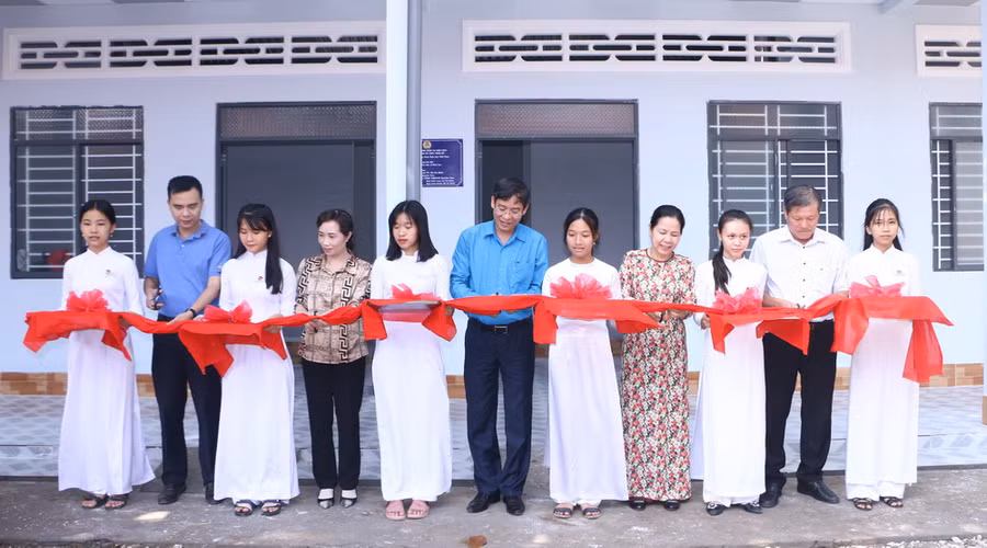 Các đại biểu cắt băng khánh thành.