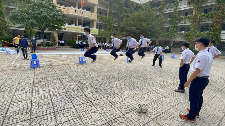 Học sinh tham gia trò chơi nhảy dây
