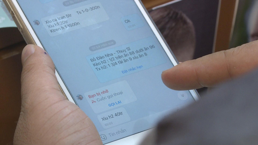 Các giao dịch cá độ bóng đá trong đường dây này được thực hiện qua các ứng dụng trên điện thoại (ảnh: SĐ).