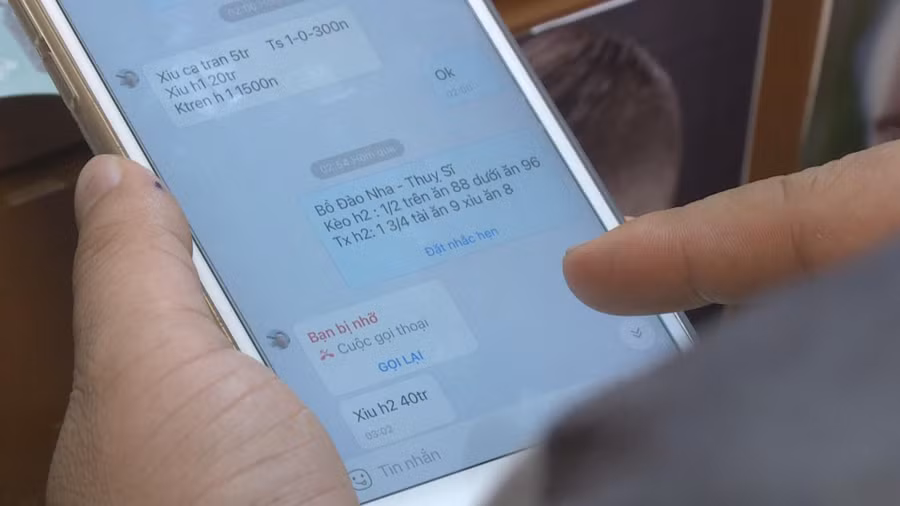 Các giao dịch cá độ bóng đá trong đường dây này được thực hiện qua các ứng dụng trên điện thoại (ảnh: SĐ).