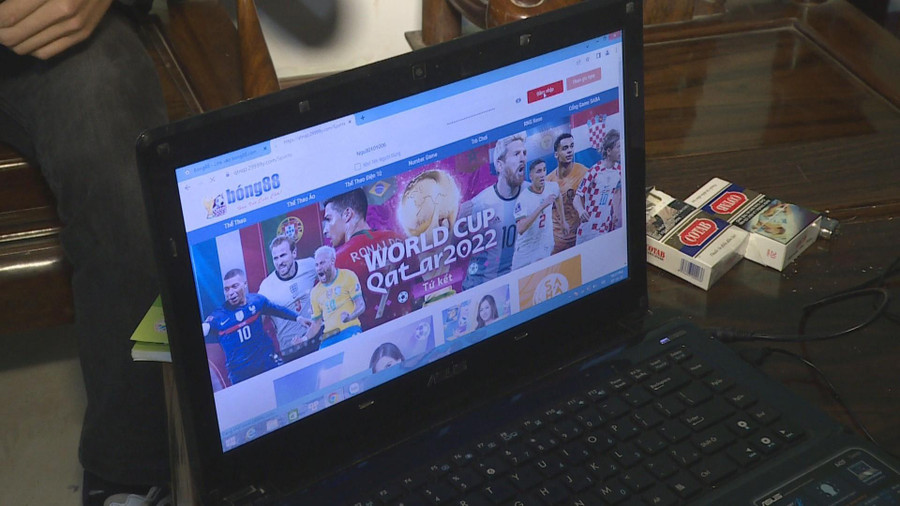 Công an thu giữ tang vật của đường dây cá độ (ảnh: SĐ).