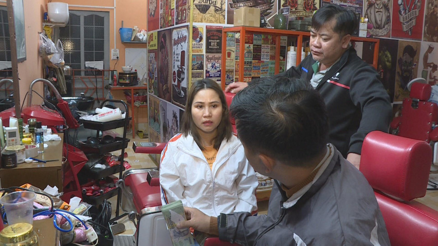 Lực lượng chức năng khám xét, thu giữ tang vật của một đối tượng trong đường dây cá độ (ảnh: SĐ).