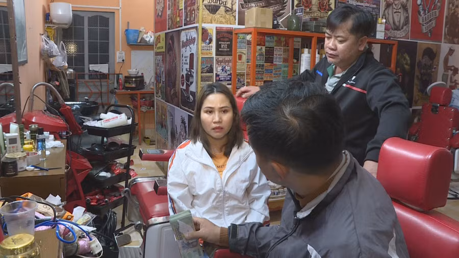 Lực lượng chức năng khám xét, thu giữ tang vật của một đối tượng trong đường dây cá độ (ảnh: SĐ).