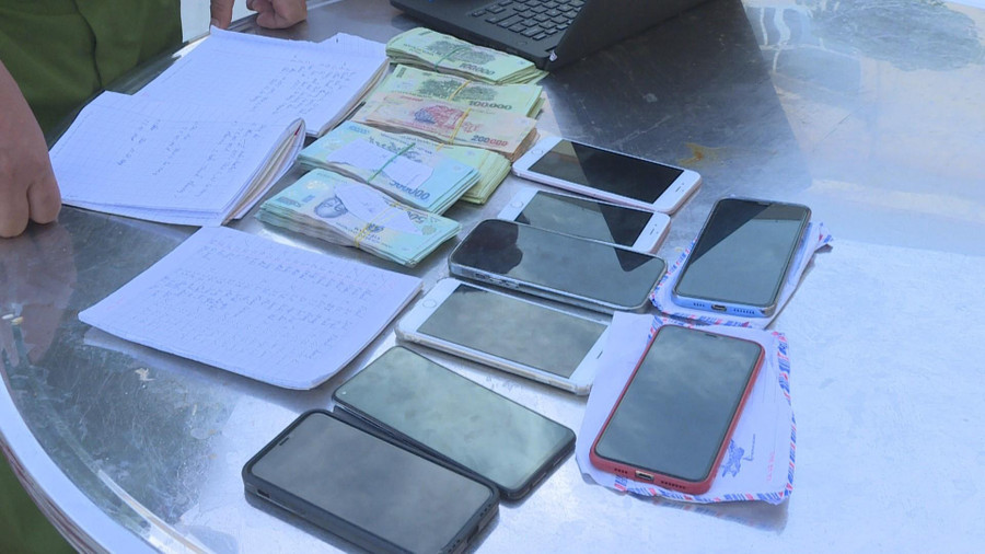 Tang vật của đường dây cá độ do Công an thu giữ (ảnh: SĐ).