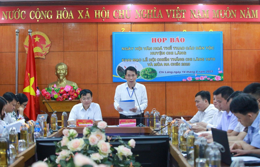 Phó chủ tịch huyện Vi Quang Trung phát biểu, chủ trì cuộc họp. Phó chủ tịch huyện Vi Quang Trung phát biểu, chủ trì cuộc họp.