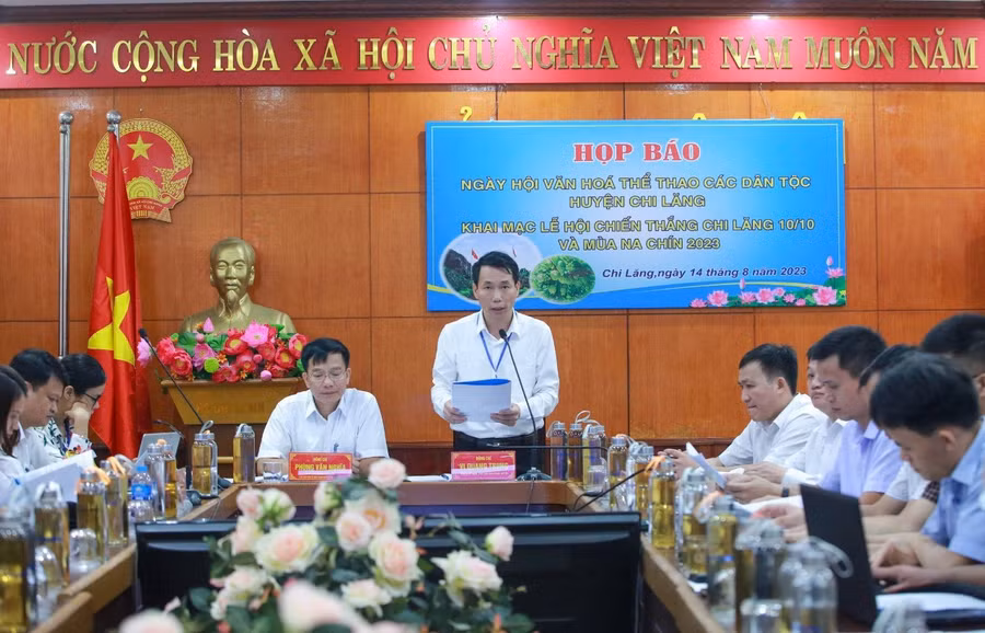 Phó chủ tịch huyện Vi Quang Trung phát biểu, chủ trì cuộc họp.