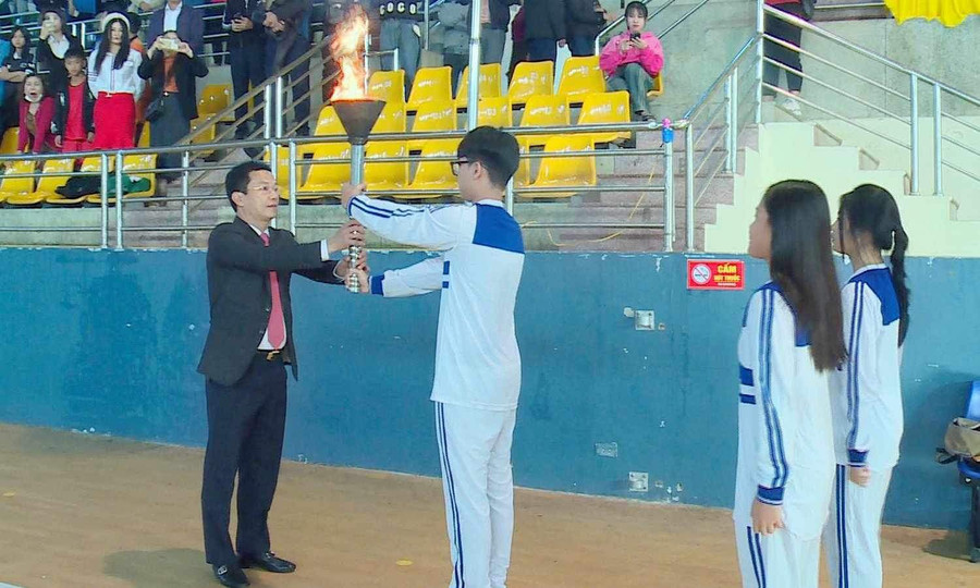 Chủ tịch UBND thành phố Hà Tĩnh Nguyễn Trọng Hiếu tham gia nghi thức thắp lửa truyền thống Hội khỏe Phù Đổng năm 2024.