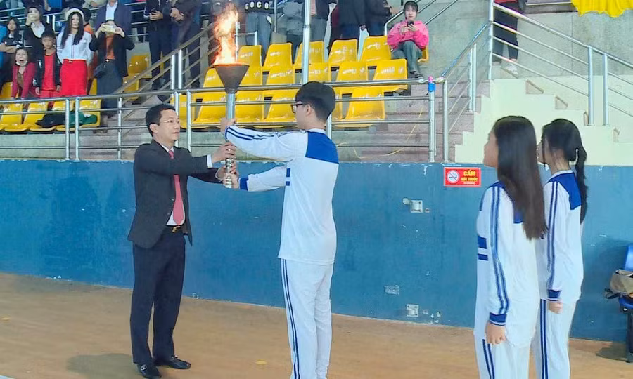 Chủ tịch UBND thành phố Hà Tĩnh Nguyễn Trọng Hiếu tham gia nghi thức thắp lửa truyền thống Hội khỏe Phù Đổng năm 2024.