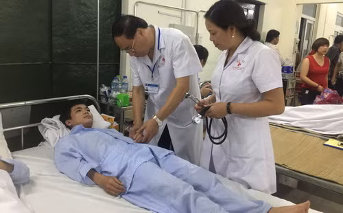 Giám đốc Học viện Y Dược học cổ truyền Việt Nam Đậu Xuân Cảnh khám cho bệnh nhân đang điều trị sốt xuất huyết