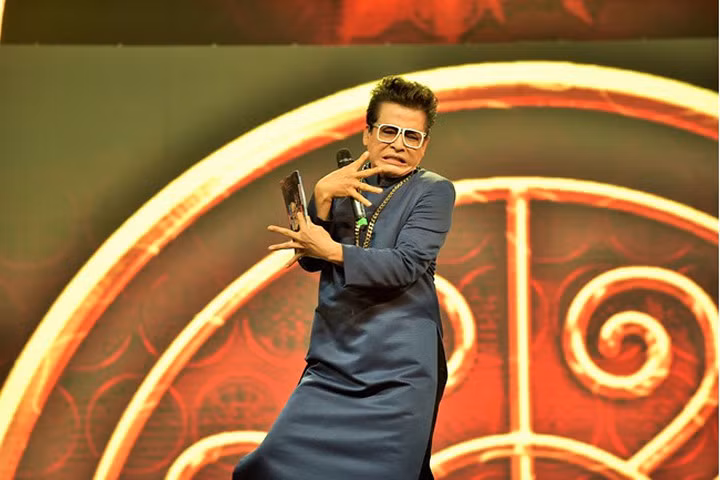 MC Thanh Bạch và "tuyển tập" trang phục áo dài độc đáo