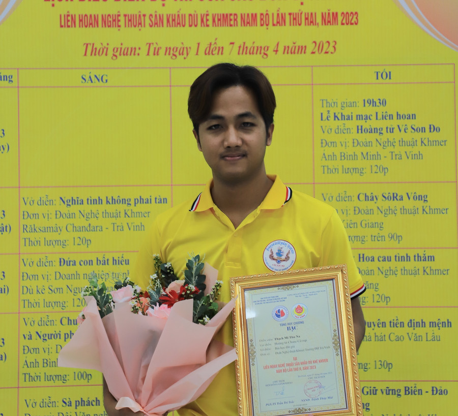 Thạch Mi Thu Na với vai diễn hoàng tử Chane Cô Rup xuất sắc đạt Huy chương Bạc.